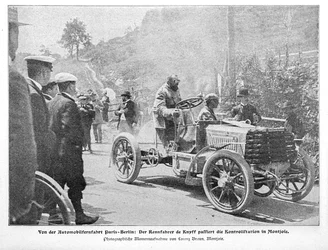 Bild der Autofahrt Paris-Berlin. Der Rennfahrer de Knyff passiert die Kontrollstation in Montjoie